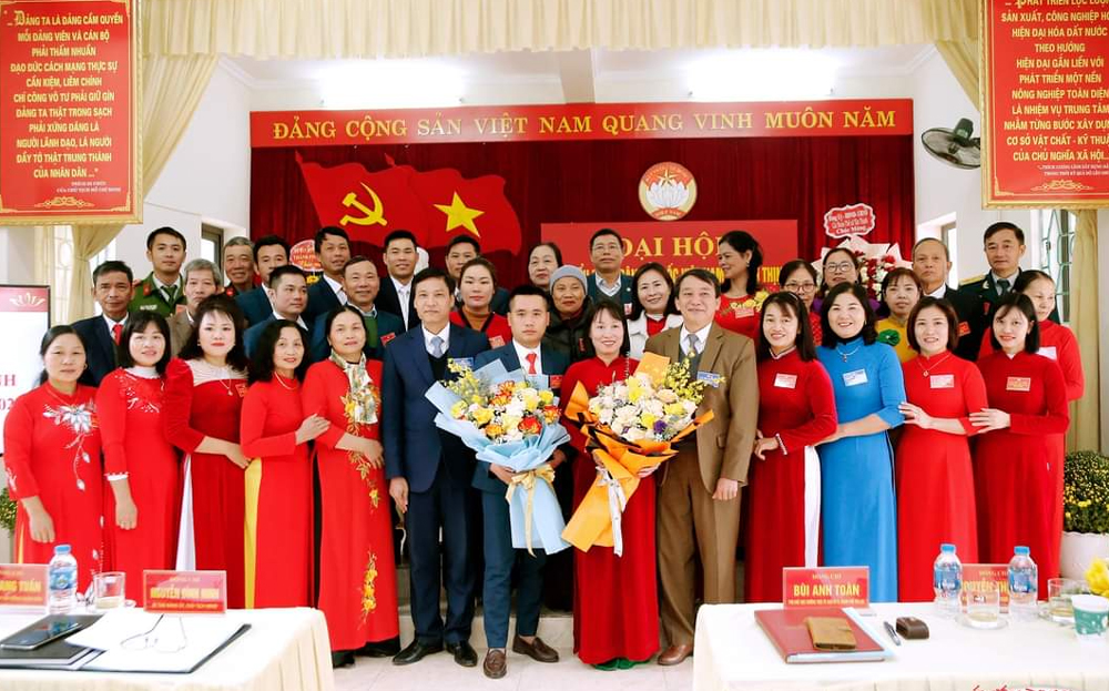 Lãnh đạo Ủy ban MTTQ thành phố Yên Bái tặng hoa chúc mừng thành công Đại hội MTTQ xã Tân Thịnh khóa XII, nhiệm kỳ 2024 - 2029